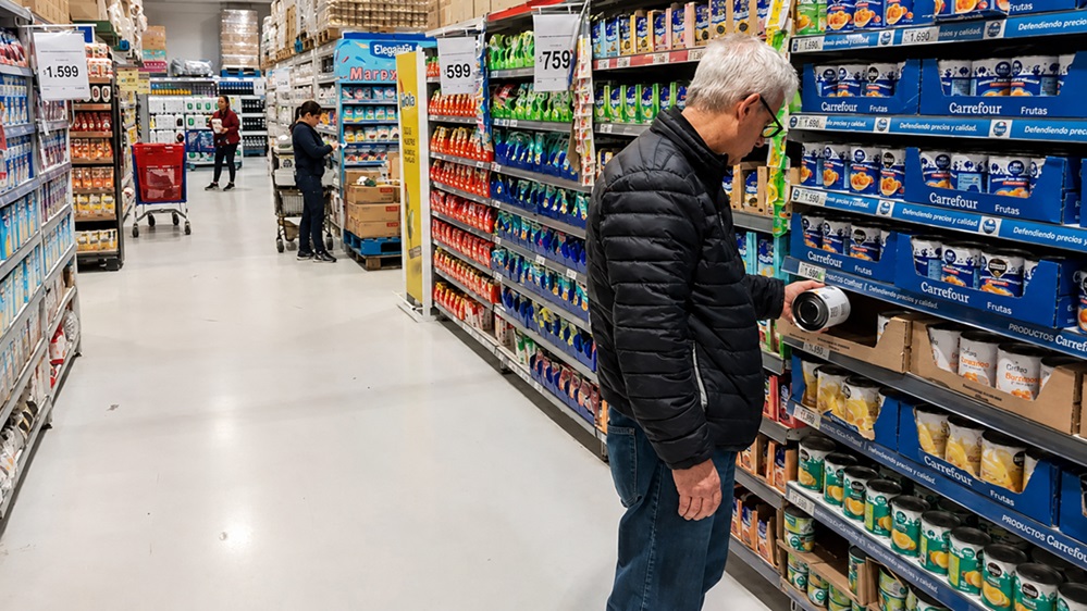 Cambian los hábitos de consumo: la gente compra menos veces, achica formatos y elige segundas marcas
